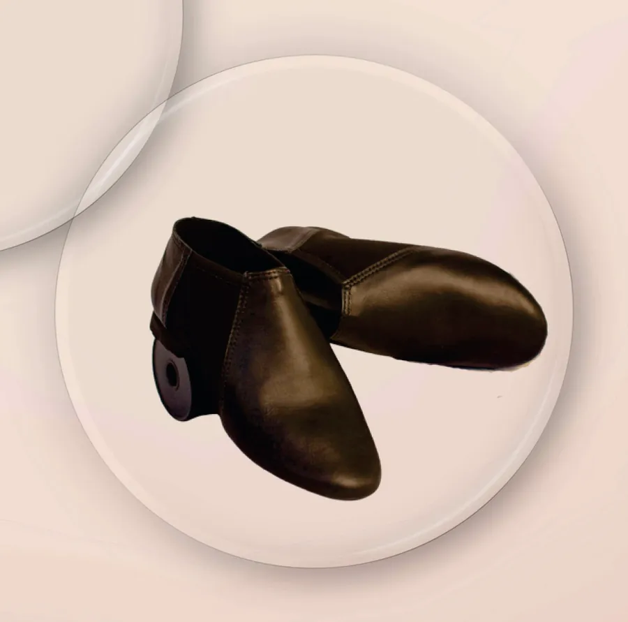 Par de botinhas de dança pretas em couro sintético, modelo de cano curto.