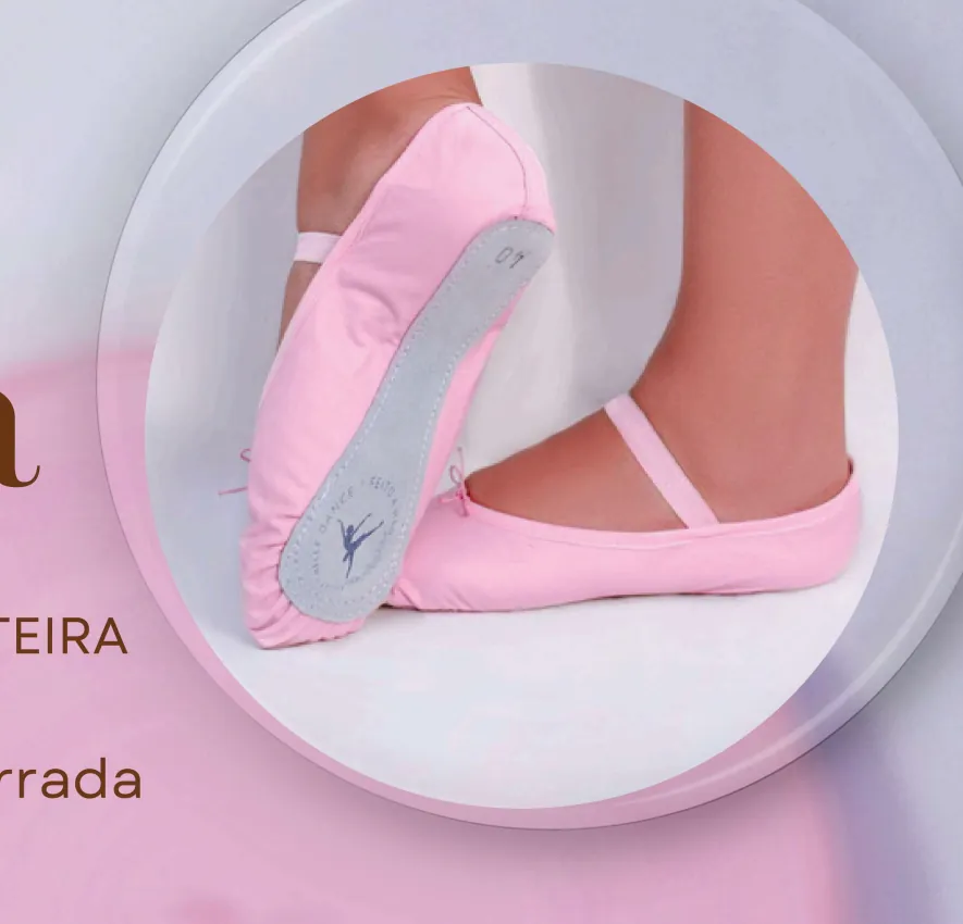 Sapatilha de balé rosa em courano, modelo de sola inteira, sobre base rosa clara.